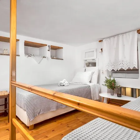 Ariadne's Small Labyrinth House Apartment